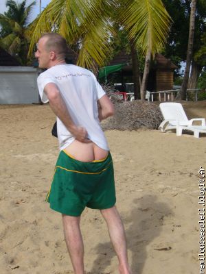 christophe s'essaye aussi : short taille basse collection 2008 !!!